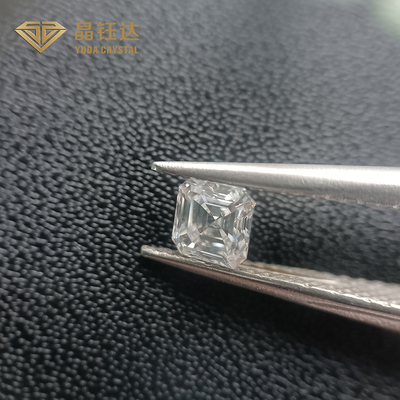 Der Mann hat Diamanten aus einem zertifizierten Labor für Luxus-Accessoires gemacht.