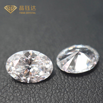 Der Mann hat Diamanten aus einem zertifizierten Labor für Luxus-Accessoires gemacht.