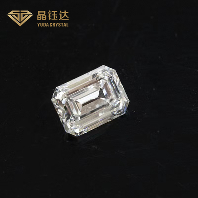 Der Mann hat Diamanten aus einem zertifizierten Labor für Luxus-Accessoires gemacht.